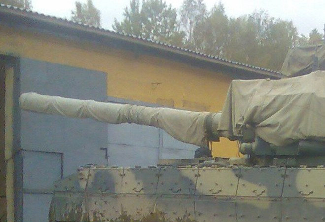 Theo Military-today, đã có sự nhầm lẫn giữa T-95 và xe tăng Black Eagle. T-95 thuộc Dự án 195 còn Black Eagle thuộc Dự án 640 do nhà máy Omsk Transmash phát triển. Khoảng năm 2000, nhà máy Omsk Transmash bán thiết kế Black Eagle cho nhà máy Uralvagonzavod nên dẫn đến sự nhầm lần này.