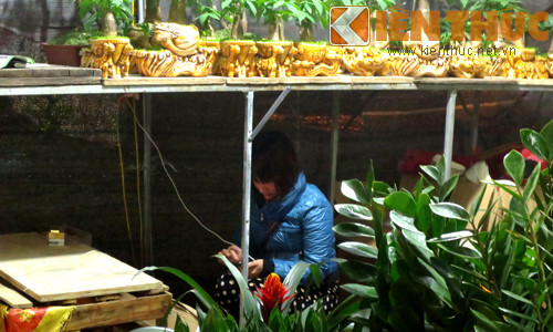 Khoảng không bên dưới các kệ hàng cũng có thể được biến hóa thành chỗ ngả lưng, tranh thủ chợp mắt sau ngày làm việc vất vả.