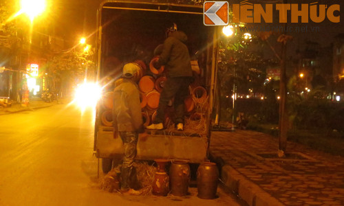 Rồi lại tiếp tục công việc vận chuyển, bốc vác, sắp xếp hàng hóa để bán ngày Tết.
