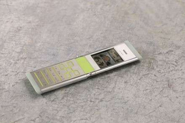Không những thế, Nokia còn quan tâm cả tới kết cấu bên trong khi họ dùng những công nghệ thân thiện với môi trường như kĩ thuật in mạch điện tử (Printed Electronics) với mục đích giảm lượng khí CO2 và chất thải khi sản xuất cùng màn hình backlit để tiết kiệm năng lượng và giúp tăng tuổi thọ pin.