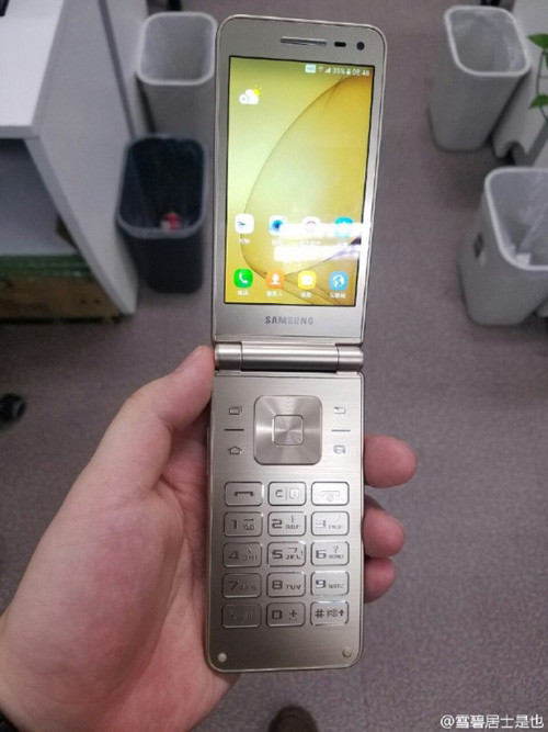 Samsung vẫn chưa "quên" quá khứ hào hùng với dòng smartphone nắp gập một thời. Chính vì thế hãng này đang có kế hoạch tung ra phiên bản thứ hai của chiếc smartphone vỏ sò Galaxy Folder 2.