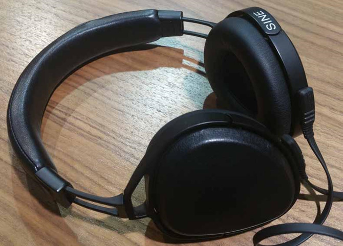 Audeze Sine. Audeze Sine (giá £375 - tương đương 11 triệu đồng). Đây là cặp tai nghe có trọng lượng nhẹ nhất của Audeze, được trang bị màng loa Fluxor có chất âm ít nhiễu và tiếng trầm mạnh mẽ.