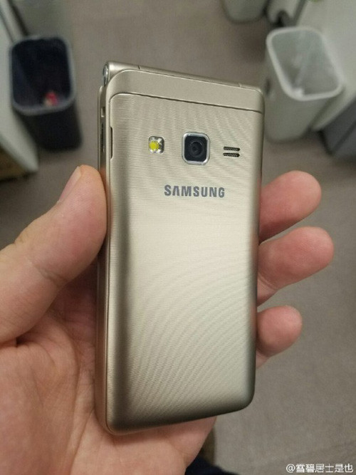 Bộ nhớ trong 16 GB hỗ trợ mở rộng ra thẻ nhớ ngoài, vi xử lý Snapdragon 425 lõi tứ xung nhịp 1.4 GHz.
