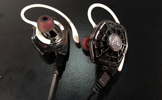 Audeze iSine 10 và iSine 20. iSine 10 và iSine 20 (giá 9 triệu đồng và 14 triệu đồng). iSine 10 và iSine 20 là 2 cặp tai nghe in-ear có màng từ phẳng đầu tiên trên thế giới và cũng được trang bị đầu jack Lightning.