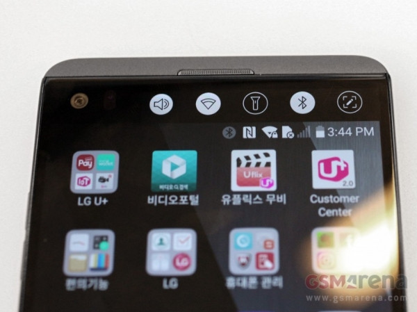 LG V20 cũng không nằm ngoài cuộc chơi khi trang bị lên V20 một cụm camera kép, hệ thống camera này gồm có một camera 16 MP tiêu cự tiêu chuẩn và một camera 8 MP có góc chụp rộng 135 độ. Cụm camera này cũng được trang bị ống kính chống rung quang học OIS.