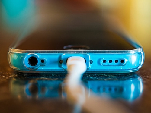 iPhone mới sẽ loại bỏ jack âm thanh 3.5 mm để chuyển sang âm thanh kết nối qua cổng Lightning. Người dùng cũng có thể kết nối với iPhone để nghe nhạc thông qua tai nghe Bluetooth.