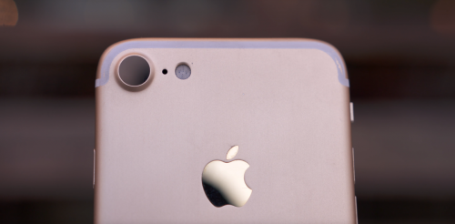 Máy ảnh iPhone 7 sẽ có kích thước lớn hơn và độ nhô ra cao hơn, có nghĩa iPhone sẽ có cảm biến máy ảnh lớn hơn, giúp hấp thụ ánh sáng nhiều hơn và chất lượng ảnh tốt hơn.