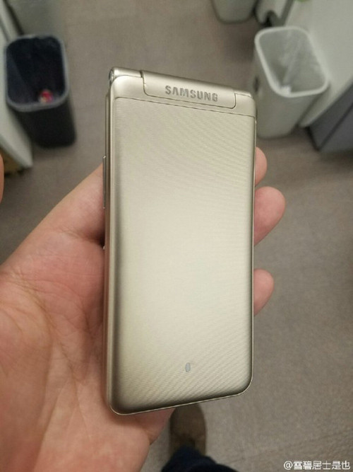 Samsung Galaxy Folder 2 hỗ trợ kết nối 4G LTE, viên pin 1.950 mAh, khởi chạy hệ điều hành Android 6.0 khi xuất xưởng. Sản phẩm được ghi nhận có tên mã SM-G1600 nhiều khả năng sẽ có hai SIM.