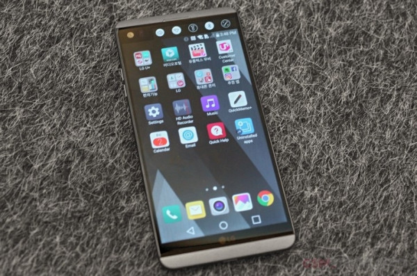 LG V20 được trang bị màn hình lên tới 5.7 inch độ phân giải QuadHDkèm tấm nền IPS. LG V20 cũng được trang bị tới hai màn hình, màn hình phụ nhỏ hơn nằm ngay trên màn hình chính. Màn hình phụ chỉ cho phép hiển thị thông báo, chữ ký cá nhân… so với thế hệ tiền nhiệm thì màn hình phụ của V20 được đánh giá là sáng hơn.