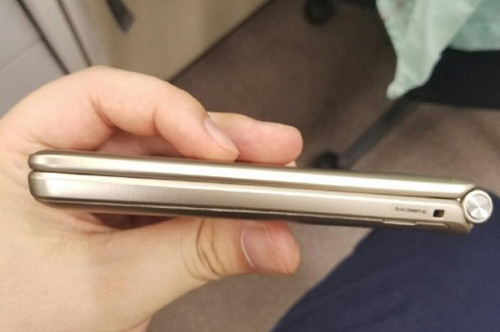 Galaxy Folder 2 sở hữu lớp vỏ kim loại với độ mỏng khá tốt.