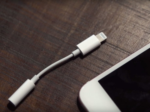Nếu muốn kết nối tai nghe truyền thống với iPhone 7, người dùng có thể thực hiện thông qua adapter chuyển đổi từ 3.5 mm sang Lightning.