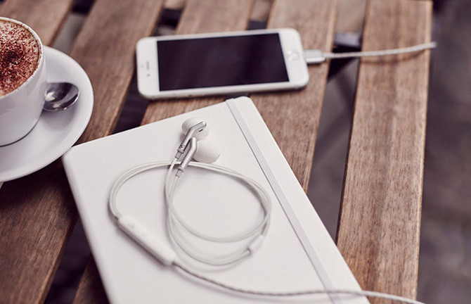 Libratone Q Adapt. Libratone Q Adapt (giá £159 - tương đương 4.7 triệu đồng). Đây là cặp tai nghe in-ear đầu tiên được trang bị khả năng chống ồn chủ động, sử dụng năng lượng của cổng Lightning nên không cần nguồn điện ngoài.