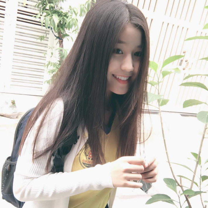 Nữ sinh Sài Gòn có cái tên Võ Ngọc Trân (16 tuổi) đang trở thành tâm điểm chú ý của dân mạng khi cô nàng sở hữu nhan sắc "chim sa, cá lặn" và hình thể cực gợi cảm. Ảnh: FBNV