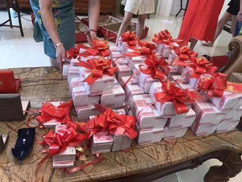 Trào lưu khoe của hồi môn vẫn chưa hết "nóng" mạng xã hội khi mới đây, trên một trang mạng Trung Quốc, một tài khoản đã đăng tải hình ảnh sính lễ hồi môn với cả sấp tiền mặt, vàng, trang sức... khiến dân tình xôn xao. Ước tính, tổng giá trị của sính lễ này lên tới 5,28 triệu tệ (tương đương 18 tỷ đồng).
