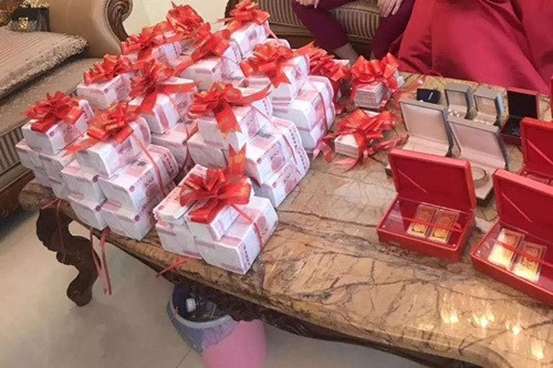 Theo tìm hiểu, đây là đám cưới rất hoành tráng ở Từ Khê, Ninh Ba, Chiết Giang, Trung Quốc. Nhìn những cọc tiền mệnh giá 100 tệ (tương đương 340 nghìn đồng) cùng các món đồ nữ trang, vàng miếng khiến nhiều người không khỏi ganh tỵ với "cô dâu nhà người ta".