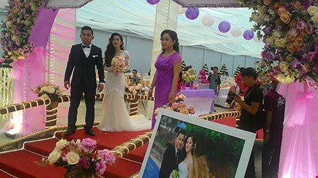 Ngoài ra, để chuẩn bị cho rạp cưới của con trai mình, gia đình đã chi hơn 600 triệu đồng để dựng rạp. Rạp tọa lạc trên phần đất rộng 3.000 m2, phải cần trung bình 20 người thợ thực hiện trong vòng một tháng để hoàn thành.