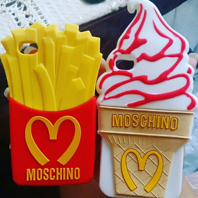 Nhà thiết kế Jeremy Scott của hãng Moschino là người tiên phong biến những chiếc ốp lưng điện thoại trở thành phụ kiện thời trang trẻ trung và độc đáo. Anh đã bắt đầu sáng tạo từ những mẫu đơn giản như que kem và gói khoai tây chiên này.