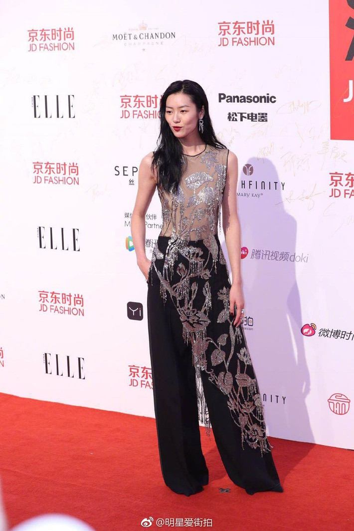 Liu Wen thể hiện đẳng cấp của một siêu mẫu thế giới, khi khoác lên người bộ trang phục xuyên thấu gợi cảm cùng phần vạt chéo khác lạ.
