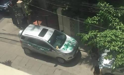 Bi hài chuyện đỗ xe chắn lối, chắn cửa nhà....