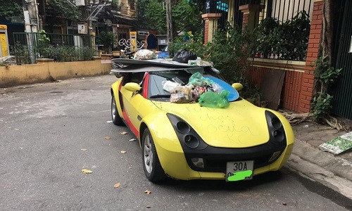Tài khoản facebook Hoang Minh bình luận: “Thực sự thì xe có chắn lối, nhưng người trong nhà vẫn có thể dắt xe qua được. Dù sao thì xe cũng đẹp đẽ, sạch sẽ mà chất đầy rác rưởi, gạch đá và viết bôi bẩn lên như vậy cũng không hay ho gì". Nhiều quan điểm đồng tình với Hoang Minh cho rằng: "Chủ nhà nên nhắc nhở để người ta không mắc phải, chứ thử hỏi xe mình, bị "xử" thế thì mình có chịu được không”, tài khoản Thai Binh chỉ trích.