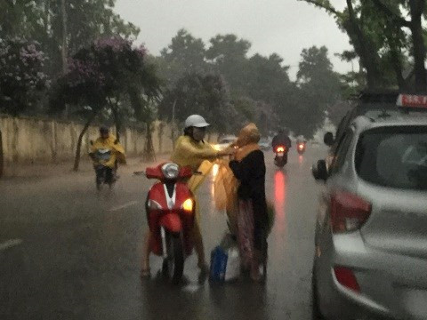 Trong những cơn mưa rào bất chợt, nhiều lòng tốt từ tấm vẫn hiện hữu. Hình ảnh cô gái dừng lại giữa trời mưa dông, mặc áo mưa cho bà cụ vào một buổi chiều tại cổng trường tiểu học Nguyễn Trãi (50 Nam Cao, Ba Đình, Hà Nội) cũng nhận được nhiều bình luận tích cực của dân mạng.