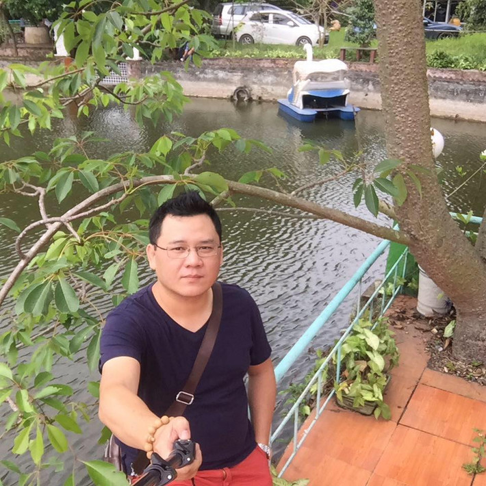 Anh L.H với hành động tuy nhỏ nhưng ấm lòng trong cơn mưa rào vội vã ngày hôm qua. Ảnh: FBNV