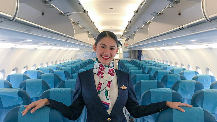 Chuyến bay có thể kéo dài vài chục tiếng đồng hồ song điều đó không có nghĩa tiếp viên hàng không được mở tú lơ khơ, board games ra để chơi bời, tụ tập. Nhiệm vụ của họ là đem đến trải nghiệm bay tốt nhất cho khách chứ không phải là để đốt thời gian cá nhân. Nguồn ảnh: Getty Image