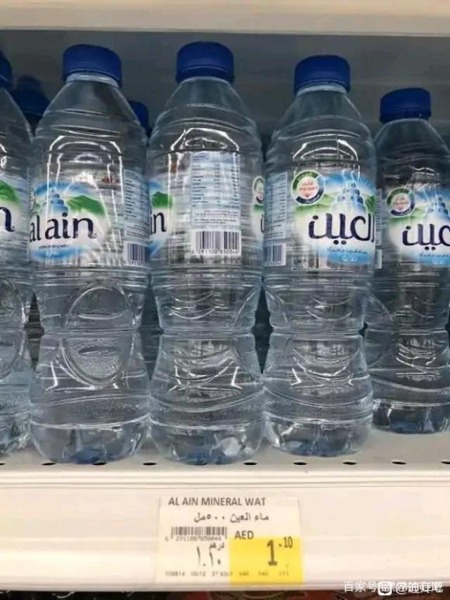 Đơn cử như một chai nước 500ml trong siêu thị Dubai có giá chỉ 1,1 AED, tương đương gần 7.000 đồng.
