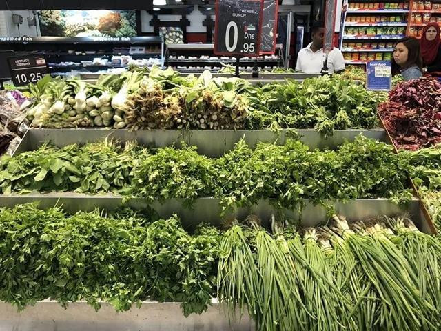 Hành và các loại rau thơm bản địa tại siêu thị ở Dubai được bán đồng giá 0,95 AED (6.000 đồng)/bó. Nguồn ảnh: Sohu, Baidu.