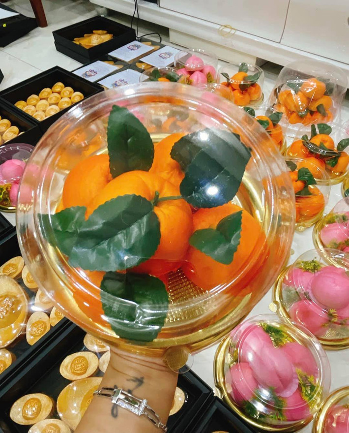 Cô Minh Anh (Hà Đông, Hà Nội), đây là lần đầu tiên cô thấy trên thị trường có loại bánh bao chay hình quả quýt. Quả quýt tượng trưng cho tài lộc may mắn nên cô đặt mua 2 set 5 quả để cúng Rằm Tháng Giêng.