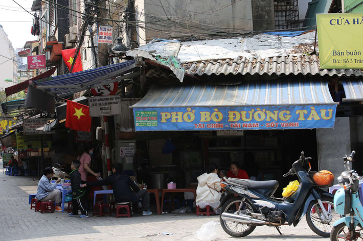 Một số khách ghé quán phở để cảm nhận hương vị Tết đặc biệt ở Hà Nội.