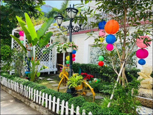 Ca sĩ Vy Oanh huy động nhiều người để hỗ trợ trang trí sân vườn.