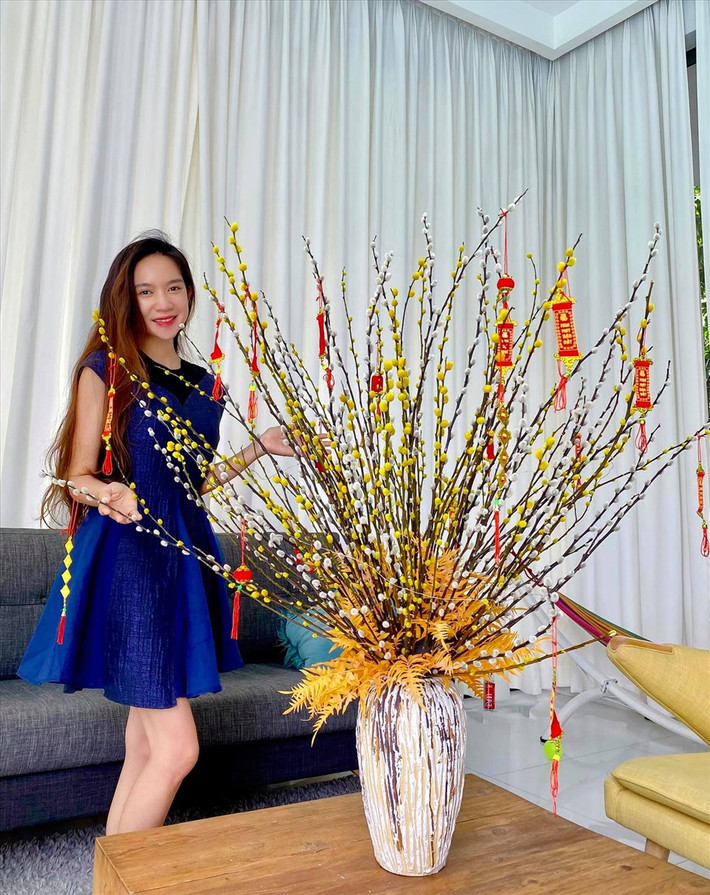 Lý Hải - Minh Hà tô điểm cho ngôi nhà bằng bình hoa to lộng lẫy. Nguồn ảnh: FBNV, Instagram