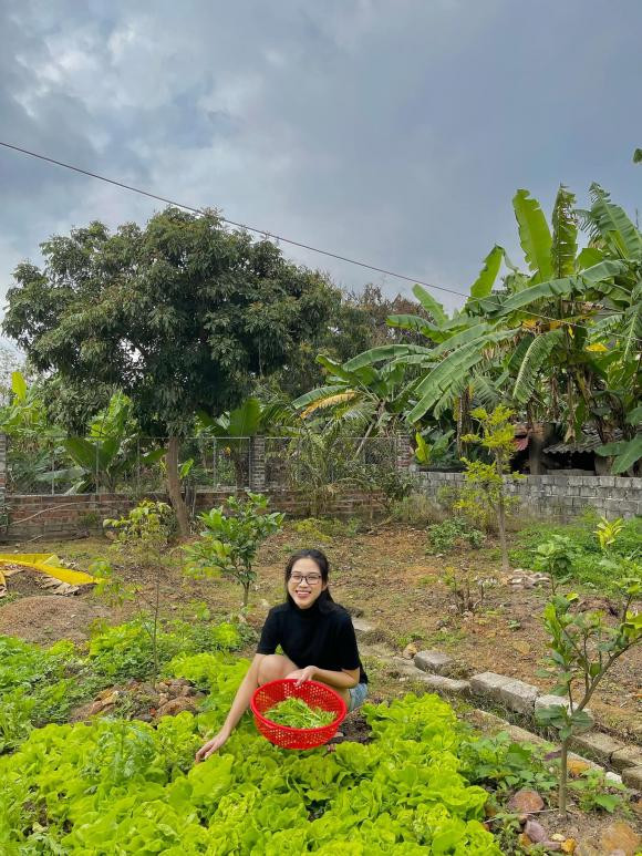 Qua đó, người đẹp hé lộ khu vườn của gia đình.