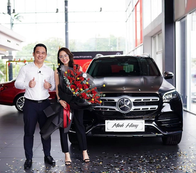 Đầu tháng 2 vừa qua, Minh Hằng tậu thêm xế hộp giá 5,5 tỷ đồng nhập từ Mỹ để cùng gia đình đón Tết Tân Sửu.