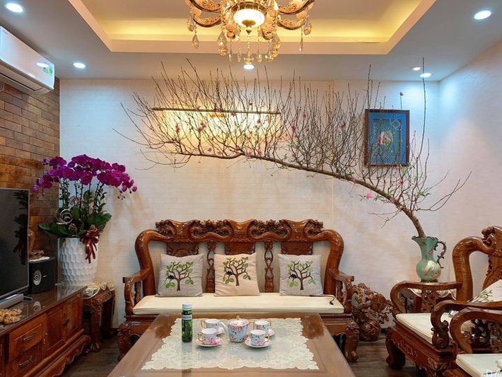 Đào huyền được tạo thế thân cây trườn qua mép chậu đổ xuống phía dưới giống như dòng thác đổ. Ngọn cây dài hơn đáy chậu và có xu hướng vươn lên. Ảnh: Facebook.
