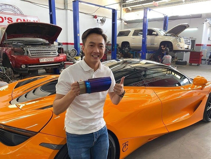 Trước đó, Cường Đô La khoe món quà đầu tiên là chiếc McLaren 720S màu cam do vợ tặng. "Chiến mã" có giá 27 tỷ đồng khi bán tại Việt Nam.