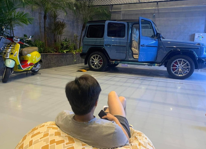 Được biết, chiếc xe mà Đàm Thu Trang vừa khoe là Mercedes G63 AMG, mang màu xanh gốm độc nhất tại Việt Nam. Giá cho chiếc siêu xe này là trên dưới 11 tỷ đồng.