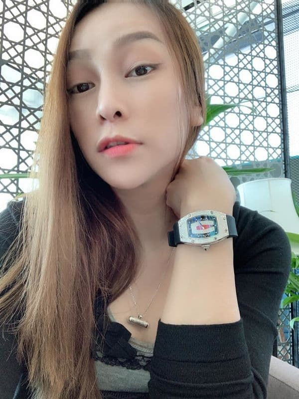 Người đẹp cũng có sở thích đồng hồ như chồng cũ.