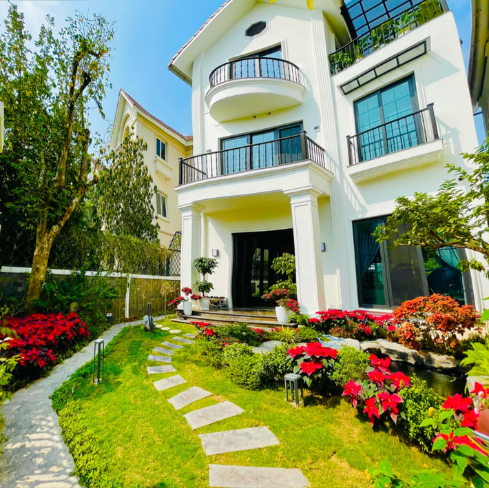 Lã Thanh Huyền trang hoàng nhiều loại hoa khác nhau từ ngoài sân vườn đến trong nhà.