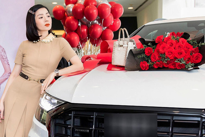 Không chỉ tậu nhà mới sau ly hôn, vừa qua, Lệ Quyên còn khiến khán giả không khỏi trầm trồ ngưỡng mộ khi tậu thêm xế hộp tiền tỷ.