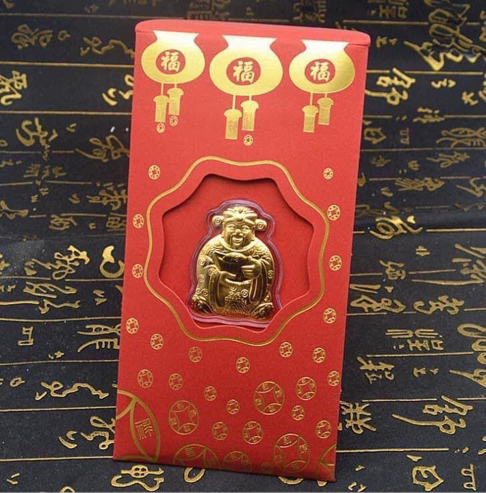 Đáng chú ý, trên các diễn đàn chợ mạng, trang thương mại điện tử, bao lì xì Thần Tài, linh vật trâu mạ vàng đang được rao bán nhộn nhịp với mức giá siêu rẻ dao động 15.000-70.000 đồng/sản phẩm, tuỳ loại. Ảnh: Facebook.