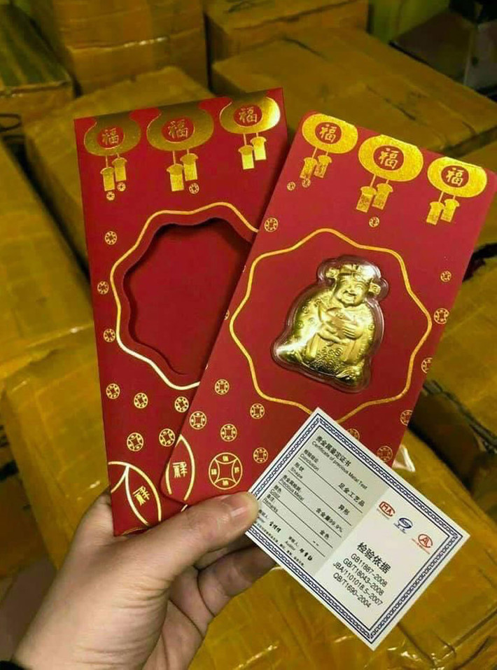 Chị Giang (một đầu mối chuyên bỏ sỉ lì xì Thần Tài ở Lào Cai) cho biết, sản phẩm bao lì xì mạ vàng 24k có rất nhiều loài như: Thần Tài, đĩnh vàng, các linh vật....Đây đều là sản phẩm xuất xứ Trung Quốc được nhập về Việt Nam. Ảnh: Facebook.