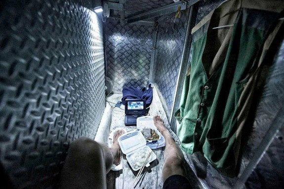Căn nhà quan tài ẩm mốc, thiếu ánh sáng chỉ đủ cho một người. Ảnh: Nationalgeographic