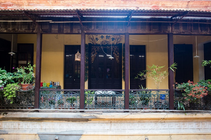 Mang lối kiến trúc Pháp cổ đặc trưng, ngôi nhà có kết cấu chạy dài theo hình chữ nhật. Ảnh: Dân Việt.