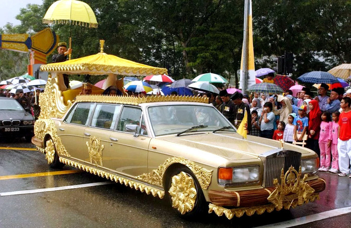 Khi thái tử Brunei kết hôn còn sử dụng một chiếc xe Rolls Royce nạm vàng để rước dâu, gây chấn động khắp thế giới. Nguồn ảnh: Getty Image