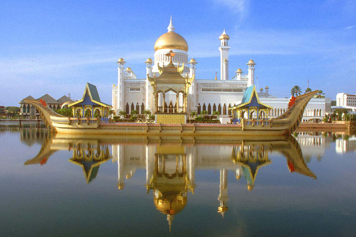 Là quốc gia nhỏ ở Đông Nam Á nhưng so về độ giàu có thì hoàng gia Brunei không hề thua kém nhiều hoàng tộc khác trên thế giới. Sự giàu có này chủ yếu bắt nguồn từ những ưu ái mà thiên nhiên ban tặng cho Brunei.