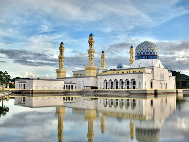 Nơi ở của nhà vua Brunei là cung điện dát vàng lớn nhất thế giới khi ngay cả thảm sử dụng trong cung điện cũng được dát vàng.