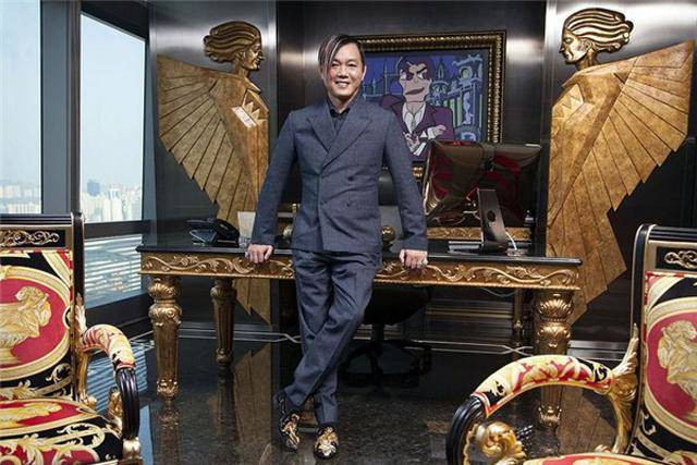 Sinh ra trong gia đình kin doanh giàu có và được thừa hưởng số tài sản khổng lồ từ bố mình. Tuy nhiên, bản thân Stephen Hung cũng tạo dựng được không ít.