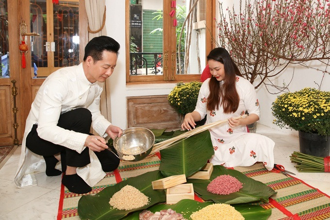 Ngày 6/2 (tức 25 Tết), vợ chồng Phan Như Thảo đón vài người bạn thân đến nhà riêng ở Quận 1, TP.HCM để gói bánh chưng để tạo kỷ niệm đẹp cho con.